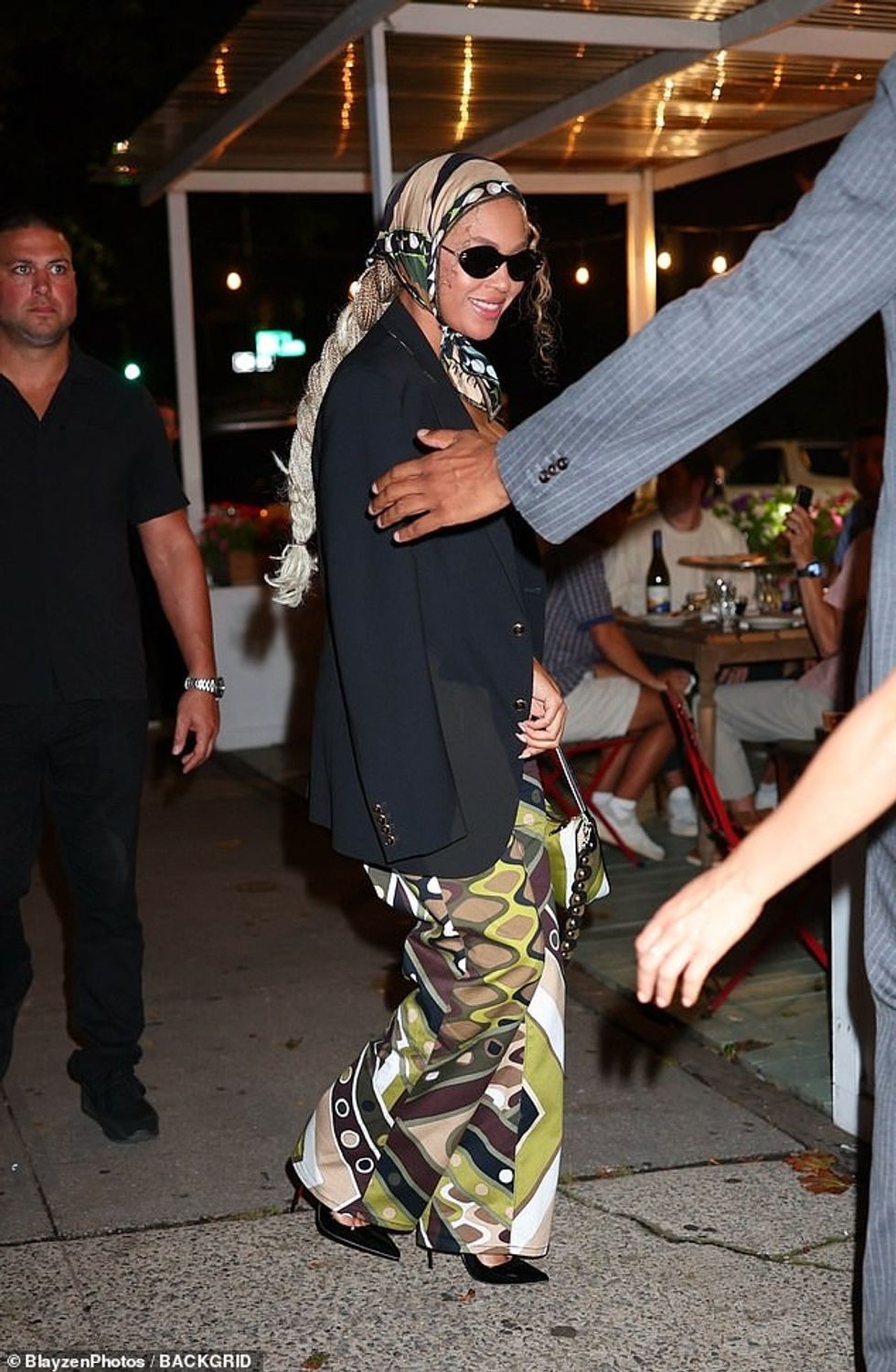 Këngëtarja, 42 vjeç, u kthye në vitet shtatëdhjetë me pantallona të gjelbra dhe një shami mëndafshi teksa shkonte në restorantin Lucille me reperin, 54 vjeç.