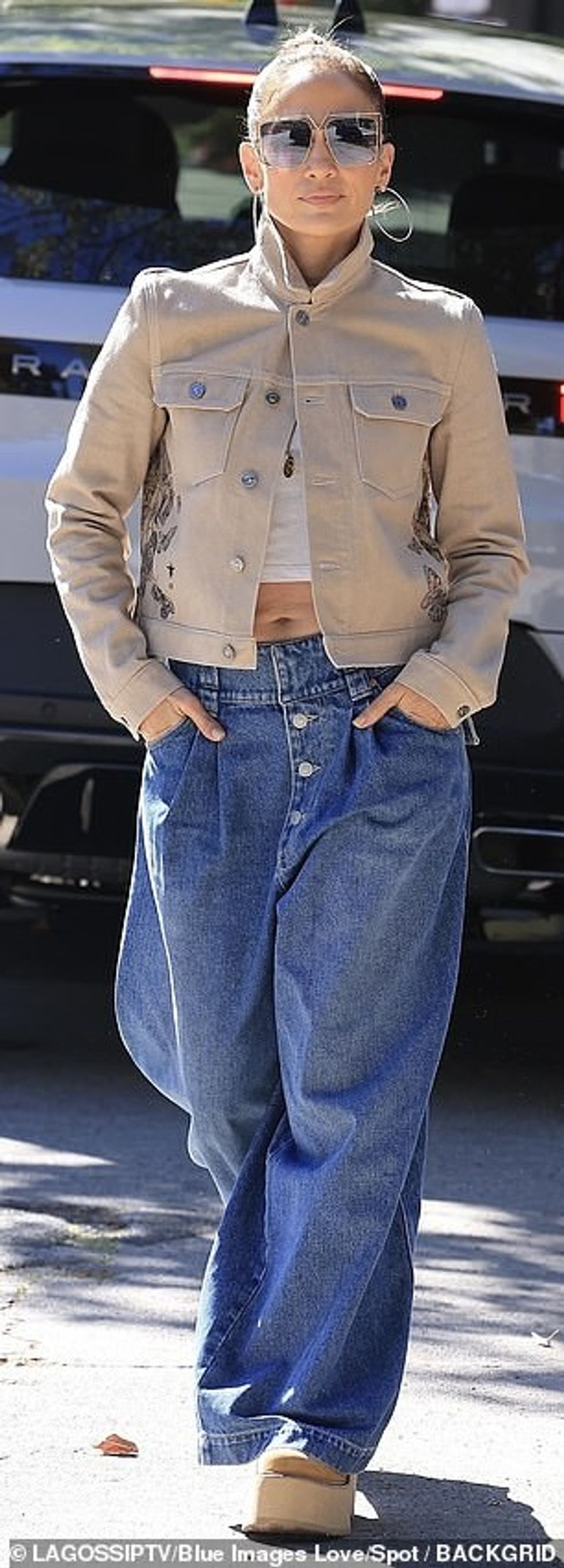 Këngëtarja 55-vjeçare kishte veshur xhinse të gjera xhins së bashku me një bluzë të bardhë dhe një xhaketë të kuqe ndërsa ishte jashtë