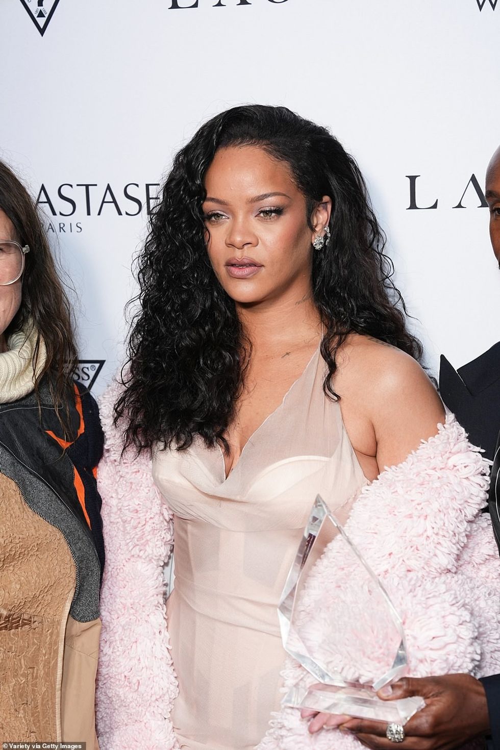 Këngëtarja e bashkoi pamjen gërryes me një pallto pelushi dramatike rozë me çamçakëz Alaïa, e shitur me pakicë për një çmim mahnitës prej 20,130,00 dollarësh dhe taka sandale të mbështjella me tone shampanjë që tregonin pedikyrin e saj të bardhë.