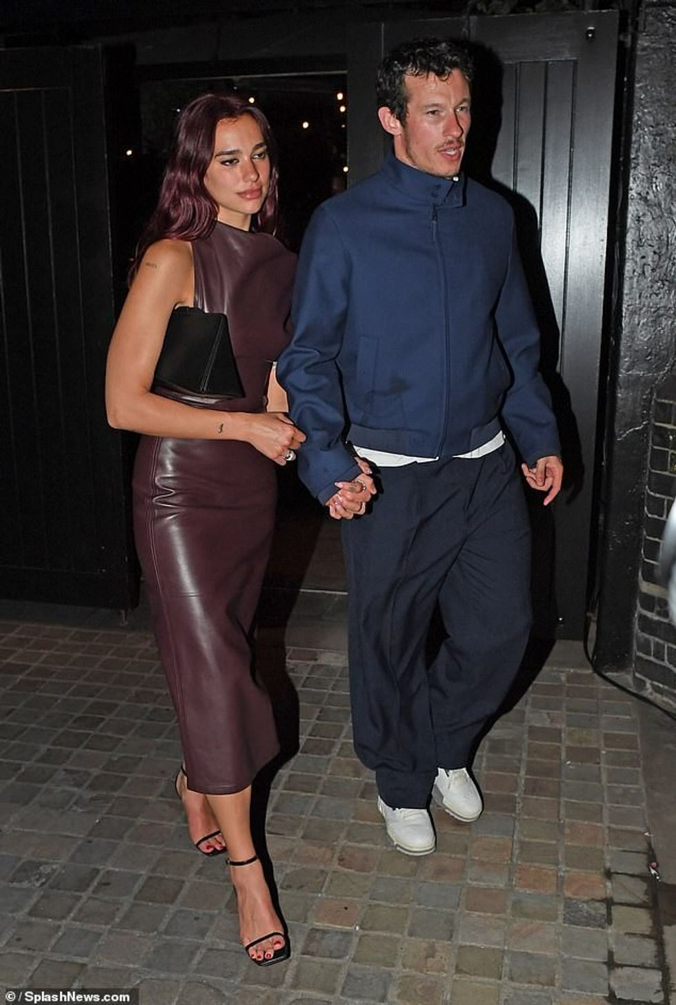 Këngëtarja e cila së fundi u zyrtarizua në Instagram me të dashurin e saj Callum dukej e pabesueshme në ansamblin elegant që mburrej me një dizajn asimetrik jashtë shpatullave.