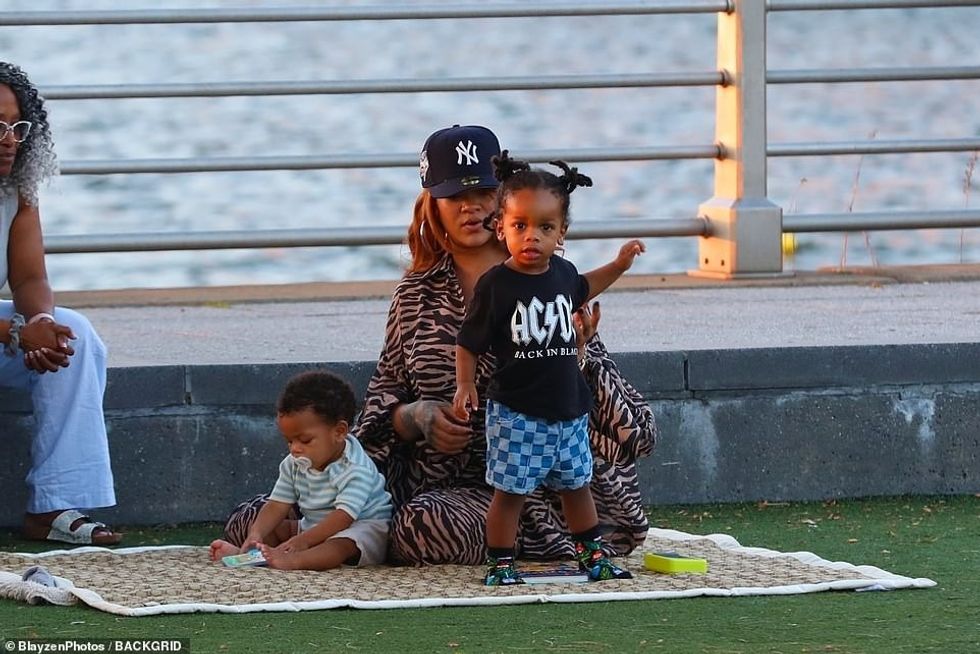 Këngëtarja e Umbrella, 36 vjeçe, u pa duke u ulur në një batanije me djemtë RZA, dy, dhe Riot Rose, 11 muajsh, në Parkun e lumit Hudson.