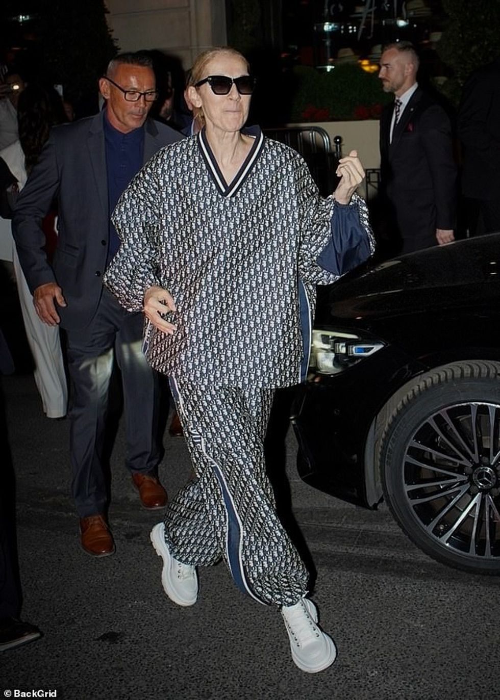 Këngëtarja franceze, 56 vjeçe, u shfaq plot energji teksa i binte kitarës ajrore dhe përshëndeti turmat teksa dilte nga hoteli i saj në Qytetin e Dritave.