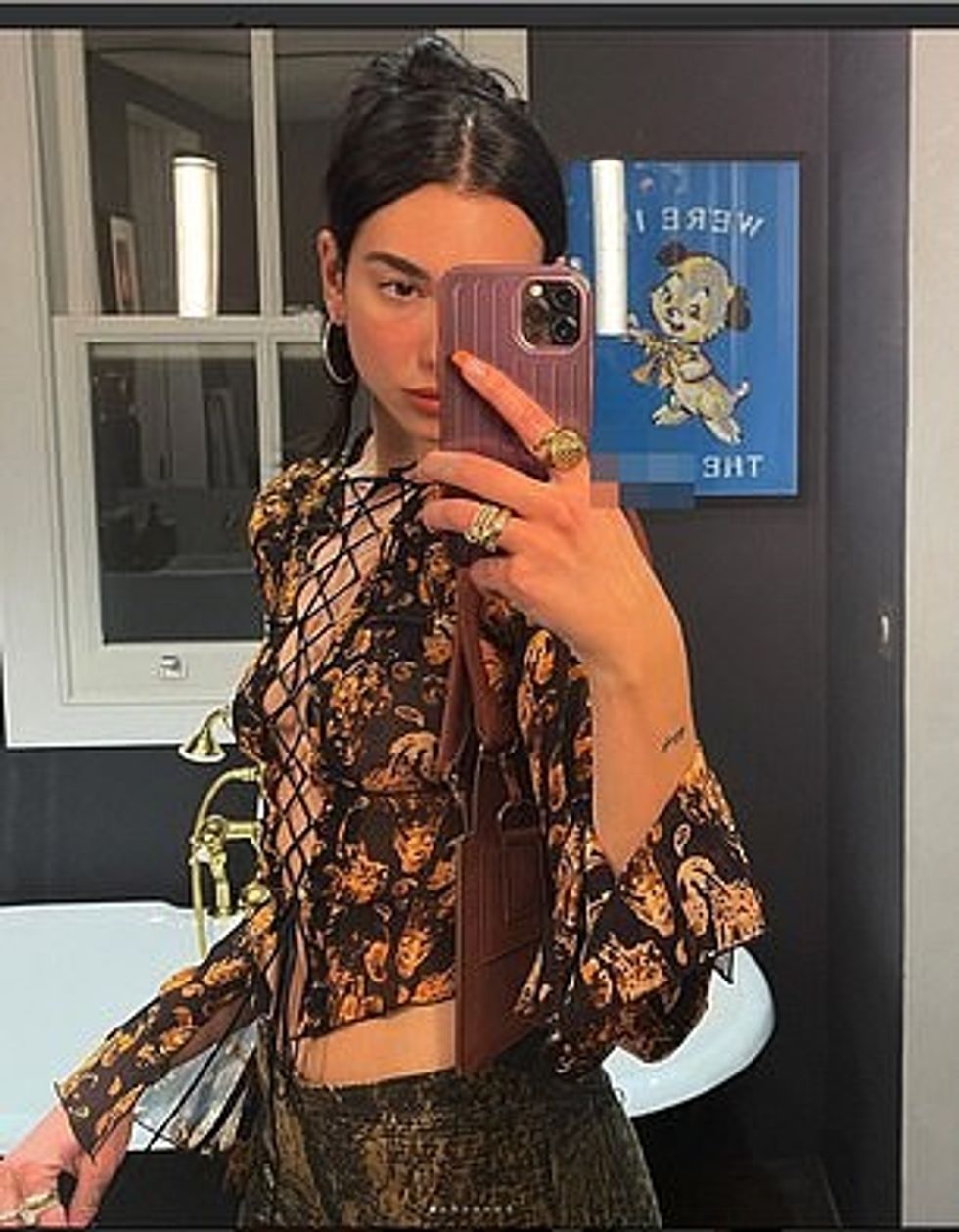 Këngëtarja ka pozuar në banjën e saj, e cila ka një banjë roll-top