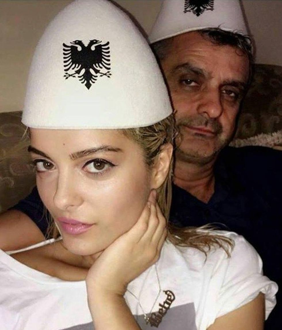 Këngëtarja me të atin duke bërë tifo për kombëtaren shqiptare të futbollit