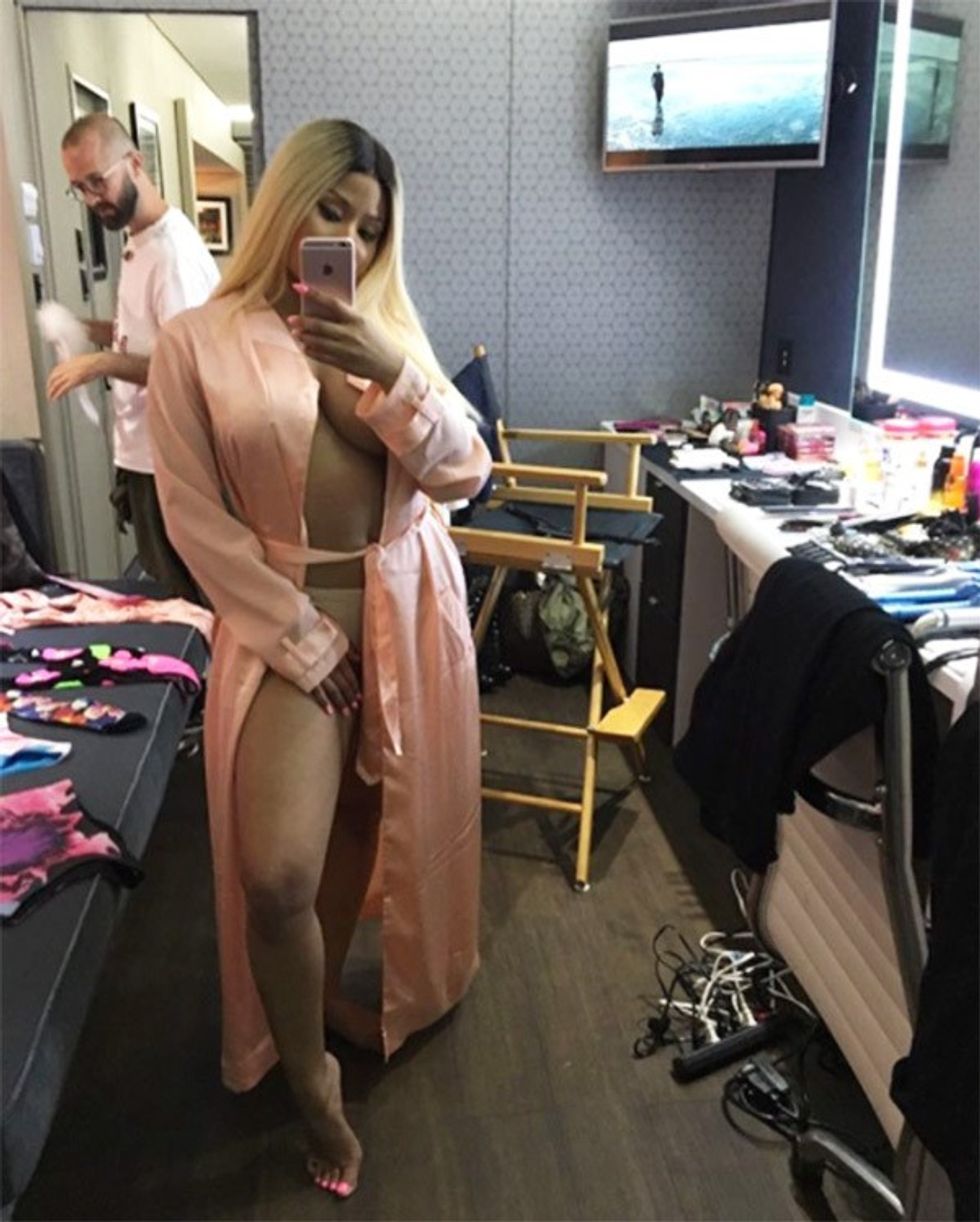 Këngëtarja shpesh i ekspozon format e saj.