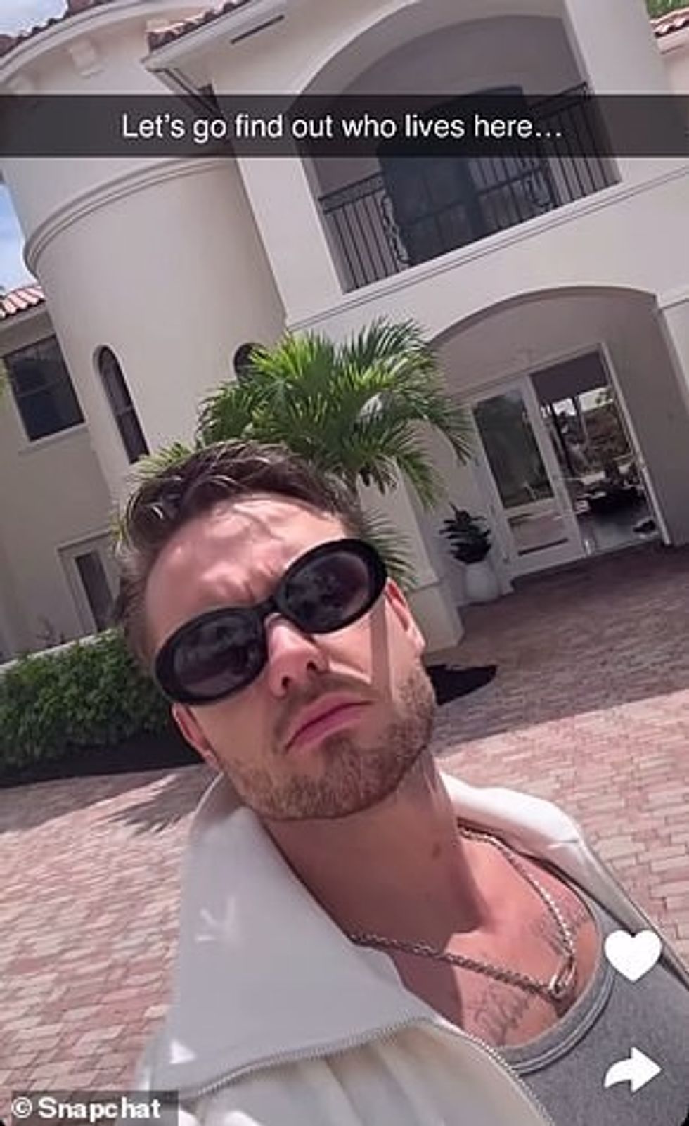 Këngëtarja u bëri fansave dhe ndjekësve një turne pa gojë në pronën 4683 metra katrorë në një video të Snapchat që tallte formatin e stilit të jetesës së TV të të pasurve dhe të famshëm.