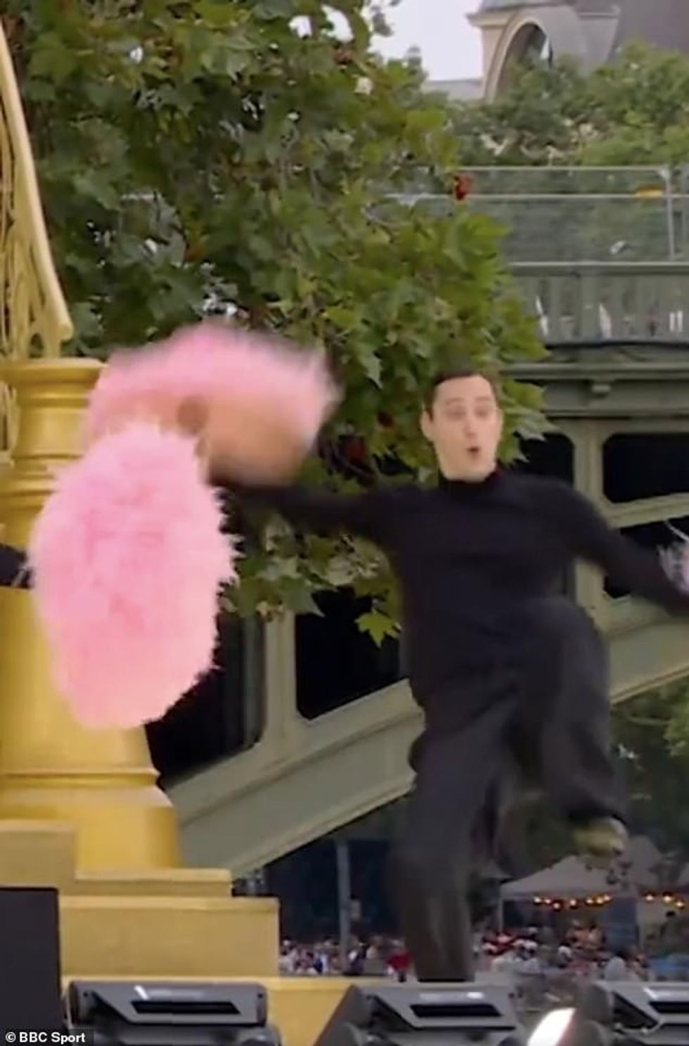 Këngëtarja u detyrua të luftojë me një sërë çështjesh, duke përfshirë problemet e zërit dhe motin e lagësht, gjë që bëri që një balerin të rrëshqiste.