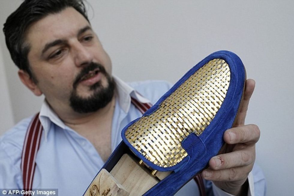 Këpucët e para me 24 karat ari foto 2