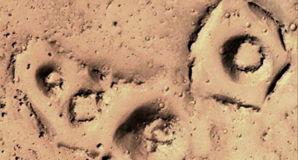 kerkuesit-e-ufo-ve-pretendojne-se-kane-gjetur-ne-mars-qytetet-te-fortifikuara-foto-2