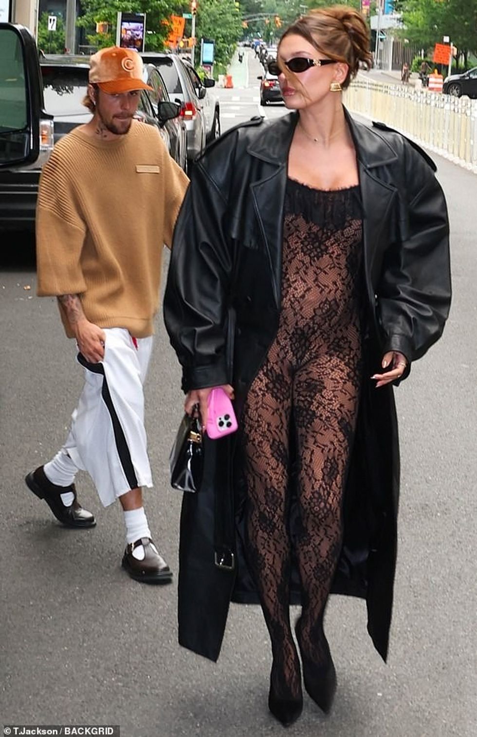 Këtë të shtunë, disa javë pasi dhanë me gëzim lajmin e tyre të madh, Hailey tregoi gungën e saj me një numër dantelle të zezë të ngushtë dhe të tejdukshme