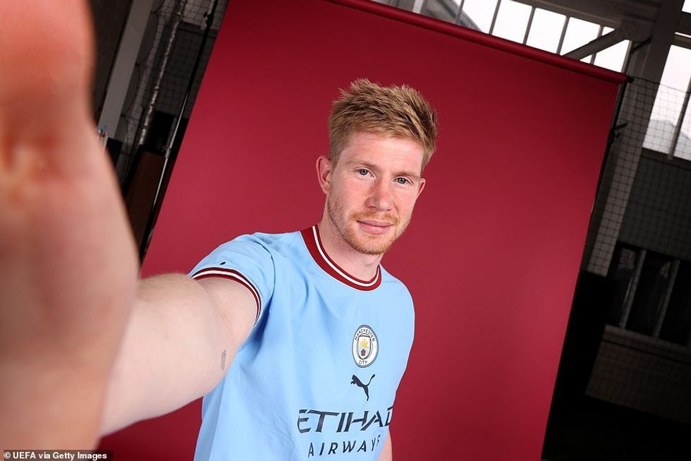 Kevin De Bruyne duket plotësisht i qetë teksa përgatitet për të garuar në finalen e tij të dytë të Ligës së Kampionëve të shtunën mbrëma.