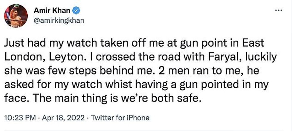 Khan shkroi në Twitter se një armë iu drejtua në fytyrë ndërsa sulmuesit e tij vodhën kronografinë e tij Franck Muller Vanguard përpara se të largoheshin me shpejtësi në një makinë në Leyton.