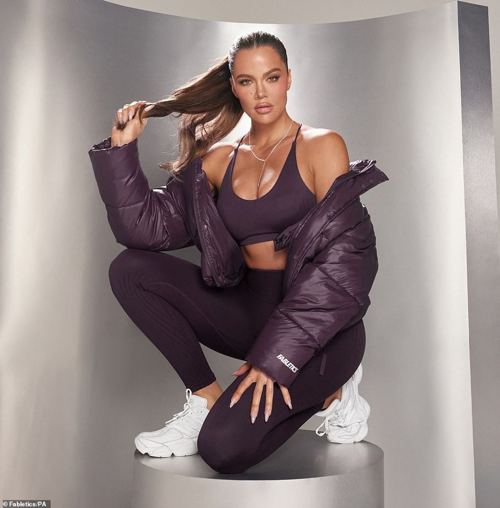 Khloe Kardashian bëri një njoftim të madh të enjten. Ylli 40-vjeçar i realitetit televiziv ka punuar në një gamë veshjesh aktive gjithëpërfshirëse me madhësi të re me Fabletics, e cila u themelua nga shoqja e saj Kate Hudson.