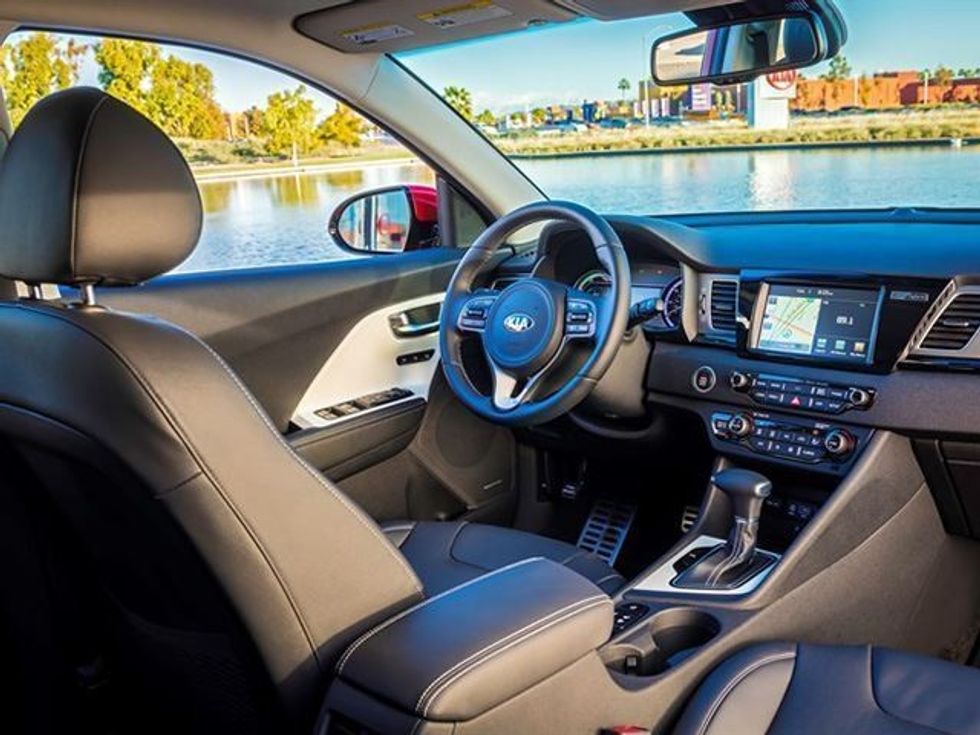 Kia sfidon Toyota Prius me hibridin Niro foto 10