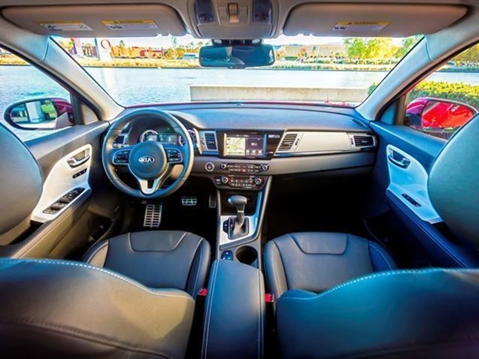 Kia sfidon Toyota Prius me hibridin Niro foto 9