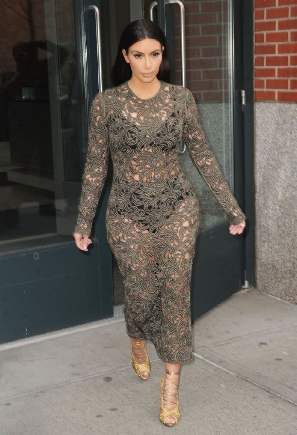 kim akrdashian heading to late night with seth meyers in new york 5