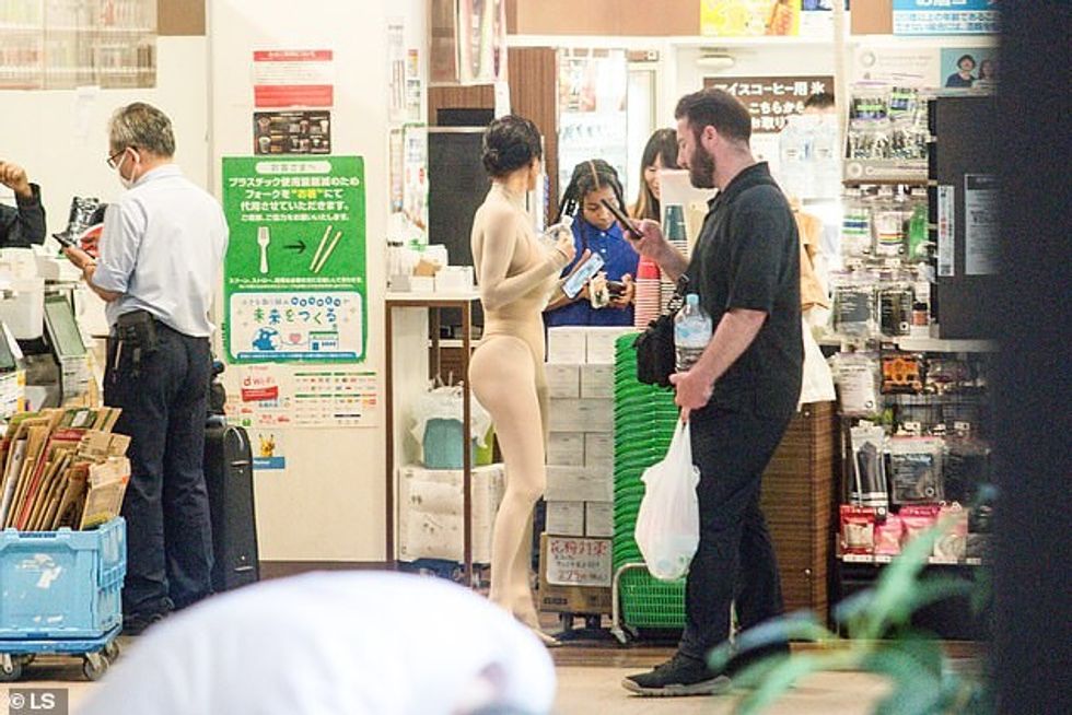 “Kim e udhëzoi Kanye-n që të mos lejonte që Bianca të vishej kështu rreth fëmijëve të tyre”, tha një burim ekskluzivisht për DailyMail.com.