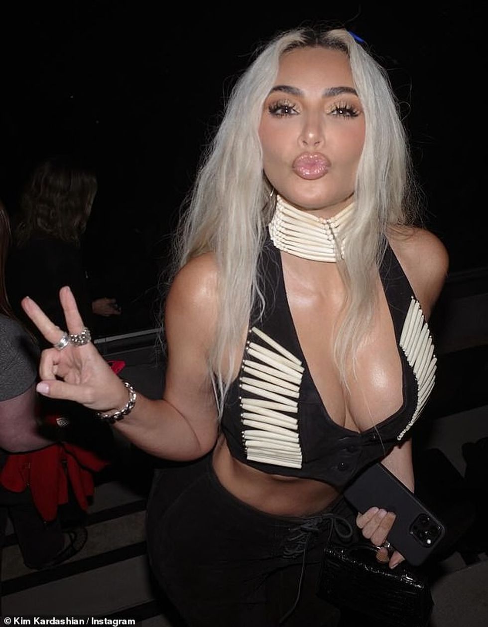 Kim goditi pozën e saj të preferuar: një shenjë paqeje dhe fytyrë puthëse