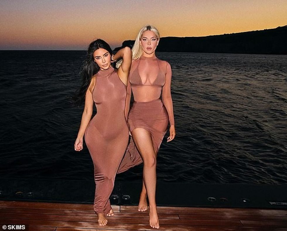 Kim Kardashian duket se ka gjetur një mik të ri në kraharorin e ish-yllit të WAGS, Olivia Pierson, teksa të dy pozuan së bashku për një set fotografik pas arratisjes së tyre të fundit në Greqi.