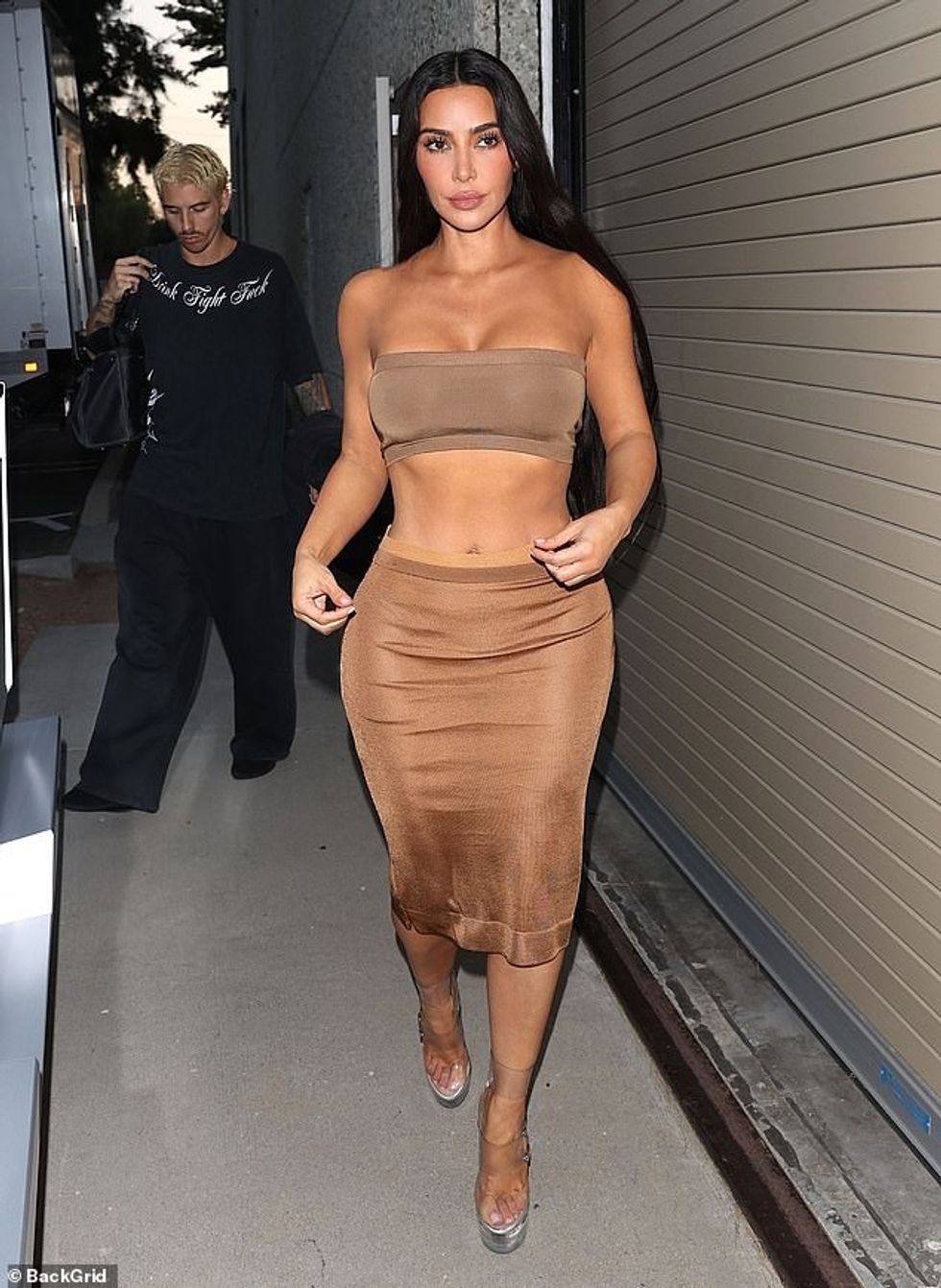 Kim Kardashian ktheu kokën teksa doli në qytetin e saj të lindjes në Calabasas të mërkurën me një veshje të dobët.