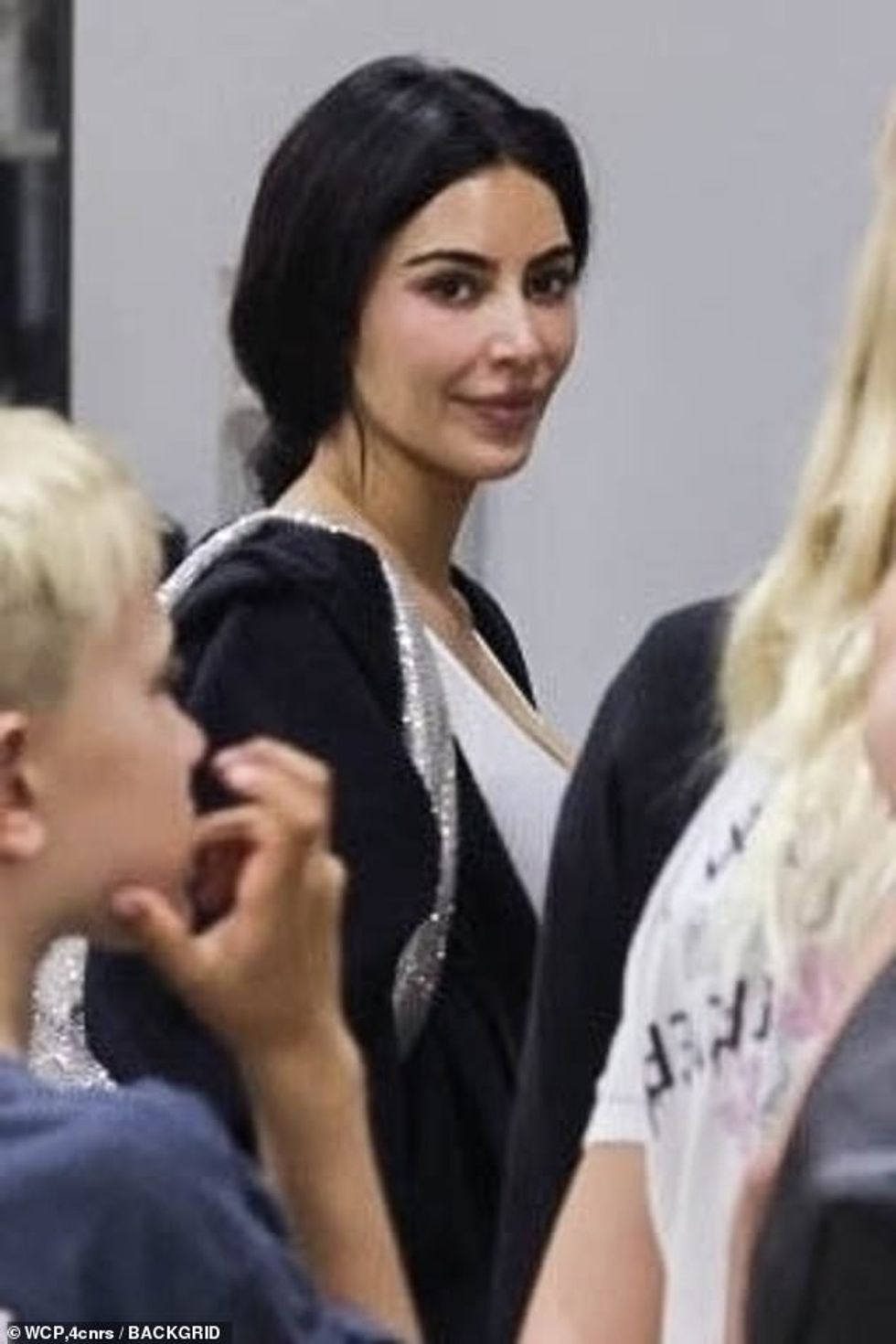 Kim Kardashian tregoi fytyrën e saj të përsosur pa grim të premten ¿ vetëm disa orë pasi shfaqi trupin e saj me bikini në Instagram