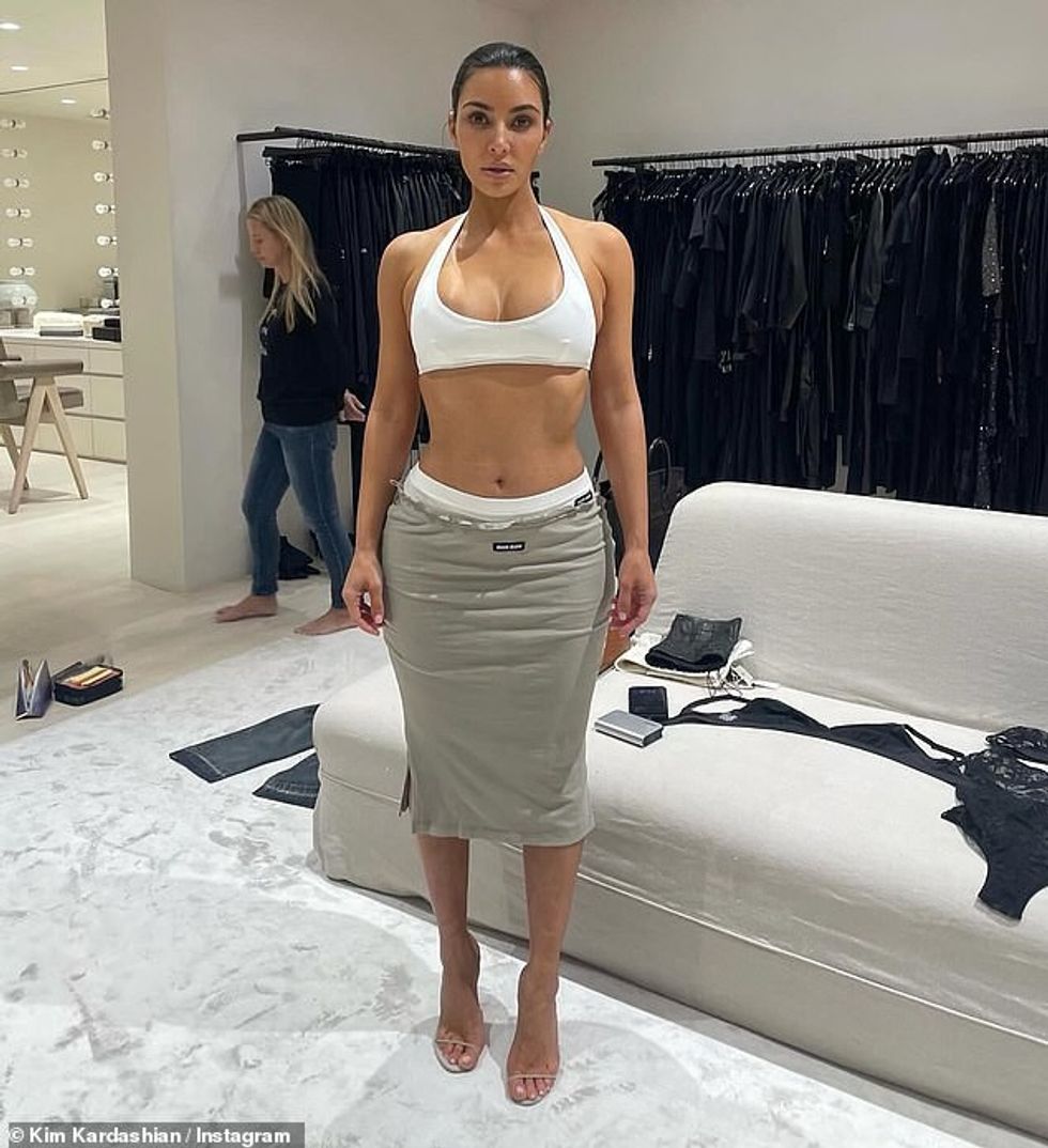 Kim Kardashian u tregua e denjë për statusin e saj të modës, teksa u dha fansave një vështrim në një nga veshjet e saj të pabesueshme të garderobës.