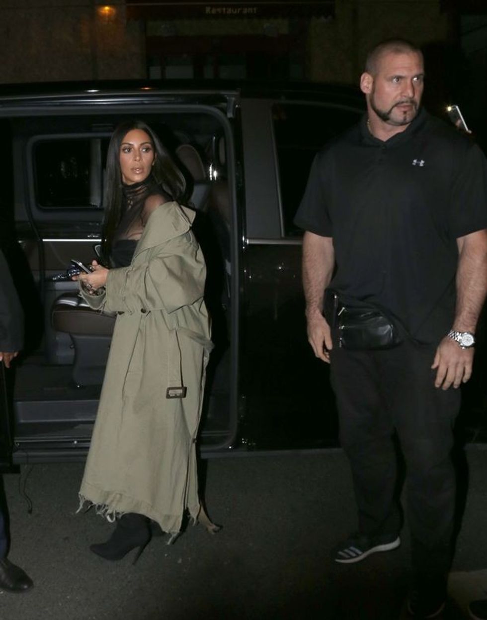 Kim nuk e fajëson truprojën e saj.