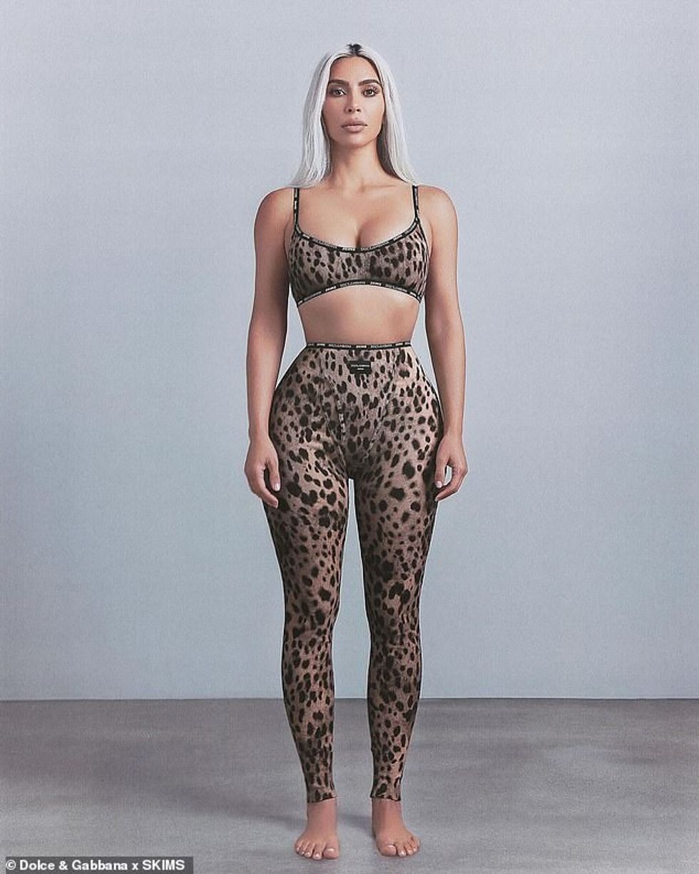 Kim pretendoi se u deshën shumë 'gjak, djersë dhe lot' për të 'ëndruar' koleksionin e saj me dyshen italiane të dizajnit, Domenico Dolce dhe Stefano Gabbana.