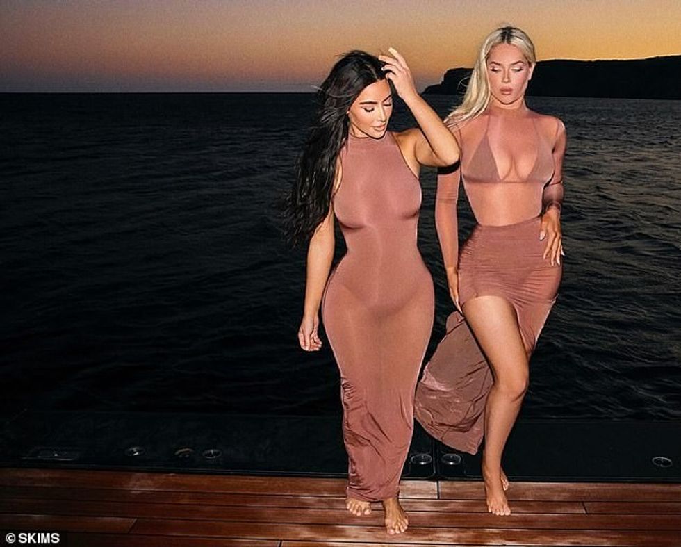 Kim shkroi fotot: 'Perëndi i diellit në @skims! Koleksioni ynë i ri i pastër me qumësht sapo ra'