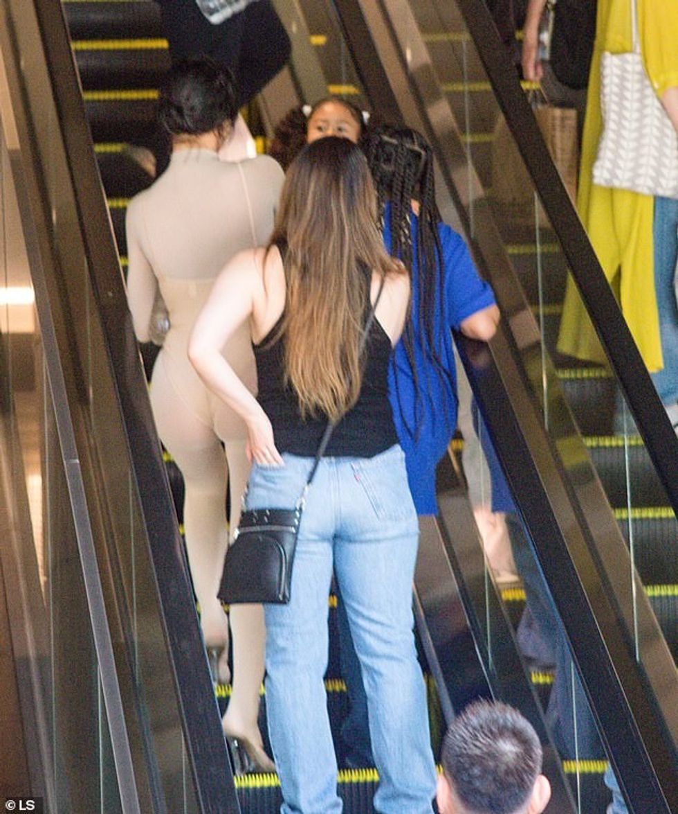 Kim thuhet se ka një marrëdhënie miqësore me Biankën, por thuhet se nuk është një fanse e saj duke parakaluar modën e saj të rrezikshme para fëmijëve të saj.