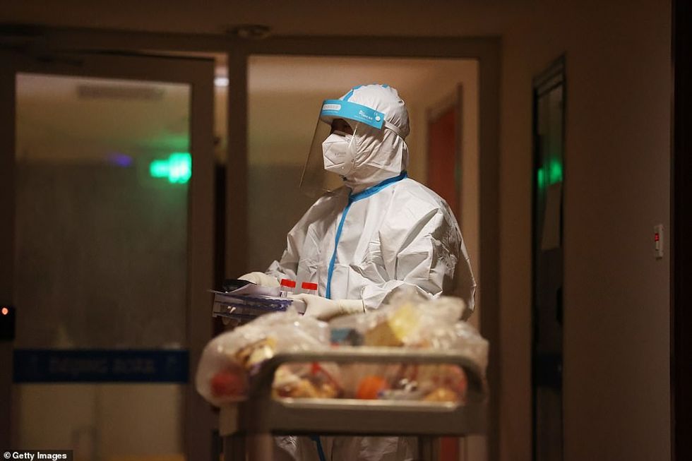 Kina po i detyron atletët Olimpikë Dimërorë të konkurrojnë në një flluskë të sigurt Covid me teste që duhen bërë çdo ditë, me këdo që rezulton pozitiv të transportohet në një hotel izolimi (në foto)