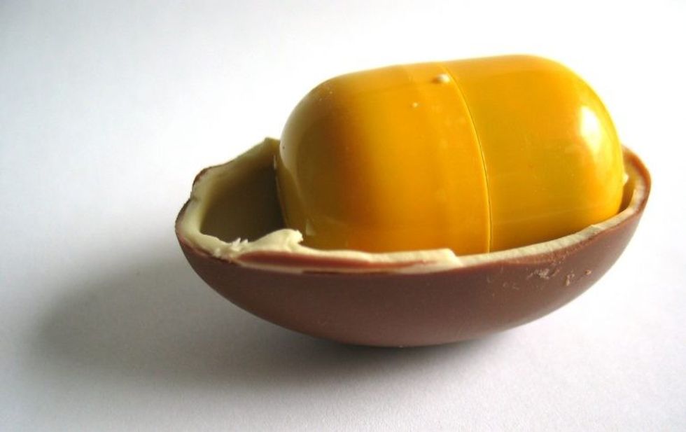 Kinder_Surprise_halved-