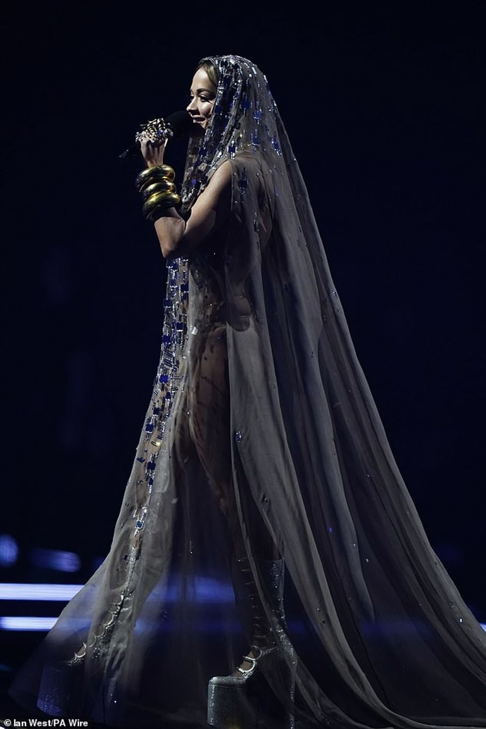 Kishte gjithashtu një tren dramatik që u mbulua pas saj ndërsa ajo kalonte nëpër skenë