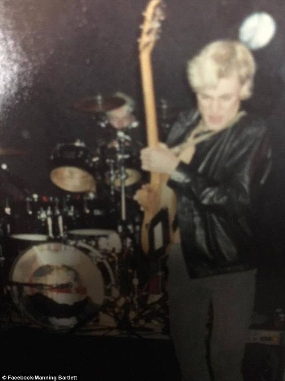 Kitara e vjedhur i kthehet pas 28 vitesh pronari u zbulua nga emri i gdhendur foto 2