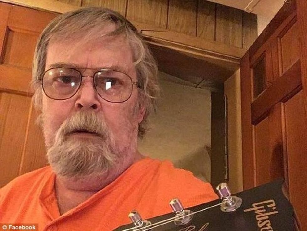 Kitara e vjedhur i kthehet pas 28 vitesh pronari u zbulua nga emri i gdhendur foto 3