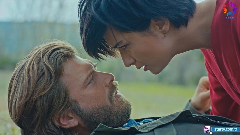 Kıvanç Tatlıtuğ and Tuba Büyüküstün in Cesur ve Güzel