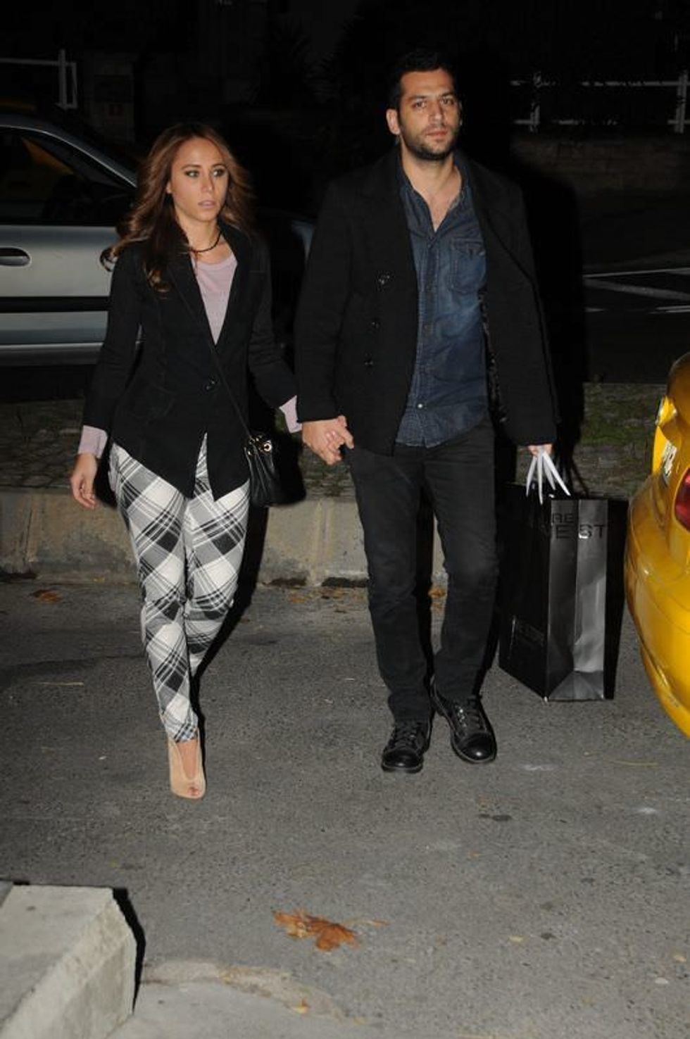 KIVANC TATLITUG, HALAS ADLI TEKNEDE VERDIGI PARTIYLE 30. YASINI KUTLADI.TATLITUG 10 BIN EURO HARCADIGI PARTIYE SADECE 70 KISI CAGIRDI.PARTIYE BURCIN TERZIOGLU VE MURAT YILDIRIM DA KATILDI