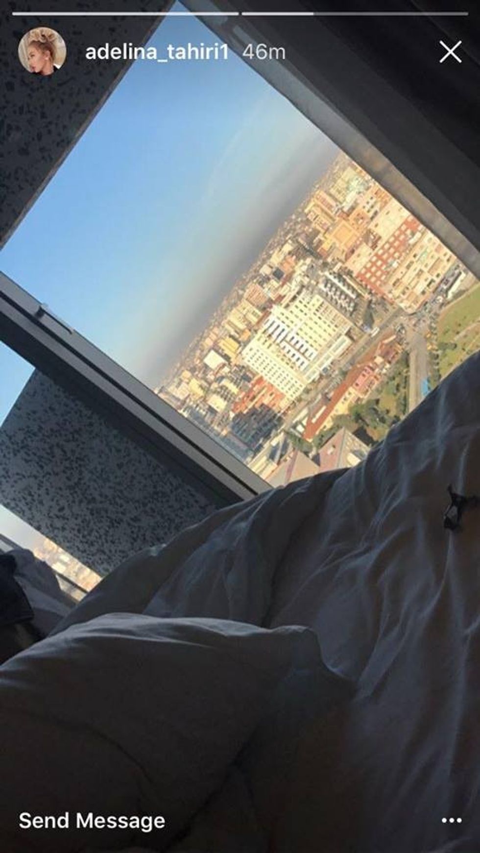 Kjo është pamja nga shtrati i Adelina Tahirit. Foto nga Instagram Story.