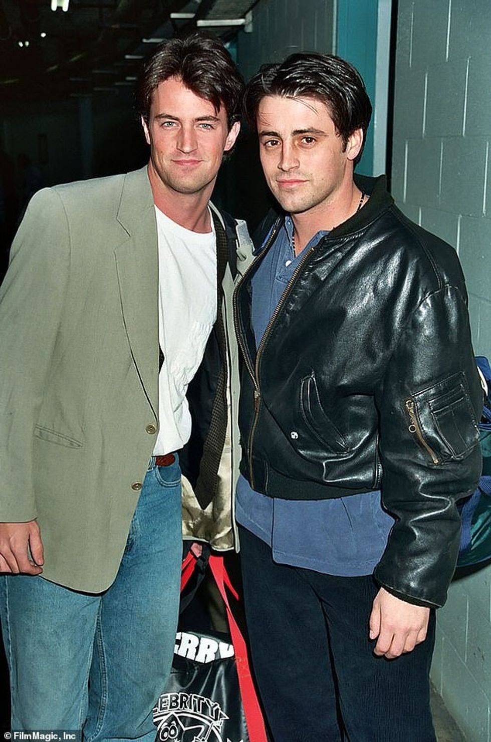 Kjo vjen me afrimin e përvjetorit të vdekjes së Perrit. Ylli i nominuar për Emi vdiq në moshën 54-vjeçare më 28 tetor 2023. Pasi Perry u gjet i pavetëdijshëm në shtëpinë e tij në Los Anxhelos, LeBlanc ishte anëtari i parë i kastit të Friends që postoi një nderim individual duke kujtuar aktorin e tij; foto 1994 në Los Anxhelos