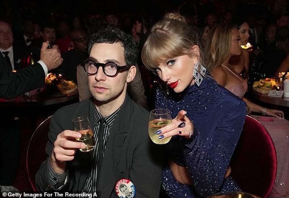 Kjo vjen pasi bashkëpunëtori i Taylor Swift Jack Antonoff është akuzuar se i ka hedhur hije Billie.