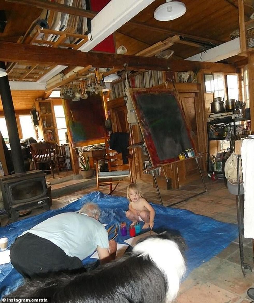 Kjo vjen pasi bomba kohët e fundit ndau një vështrim të parë në udhëtimin e saj në San Diego për të vizituar babanë e saj, një artist i njohur dhe ish-mësues arti i shkollës së mesme, dhe nënën, një shkrimtare dhe profesore e anglishtes.