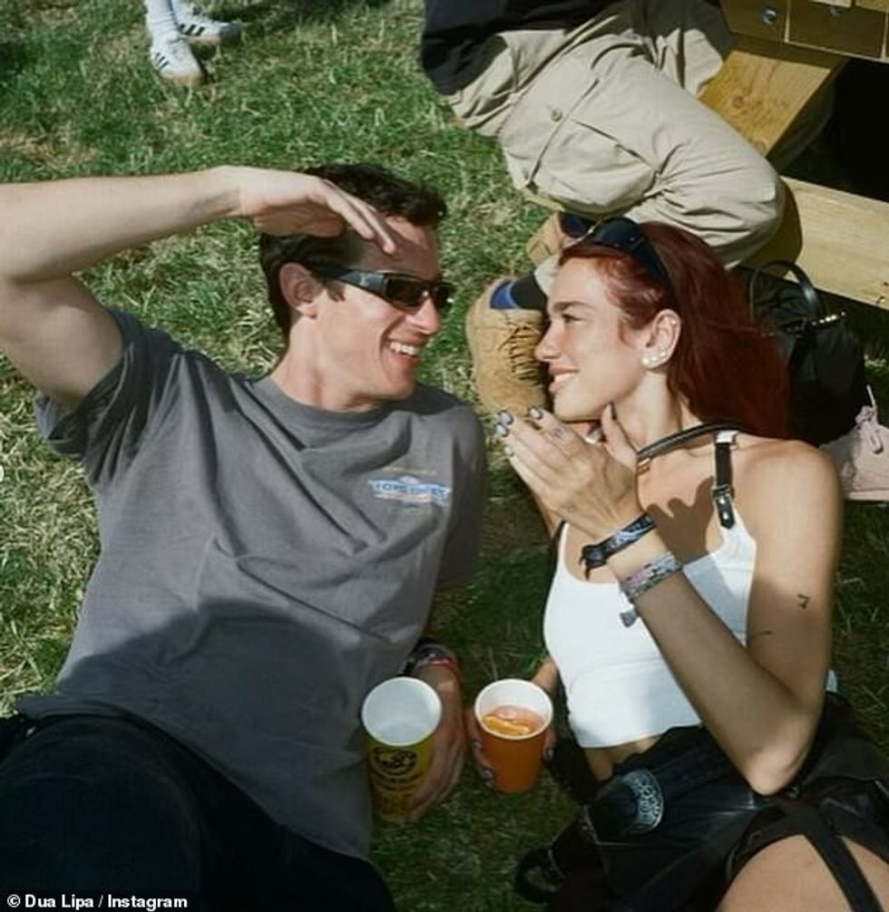 Kjo vjen pasi Dua dhe Callum u zyrtarizuan në Instagram muajin e kaluar, ndërsa ylli ndau fotografi të fundjavës së tyre të egër në Glastonbury Festival.