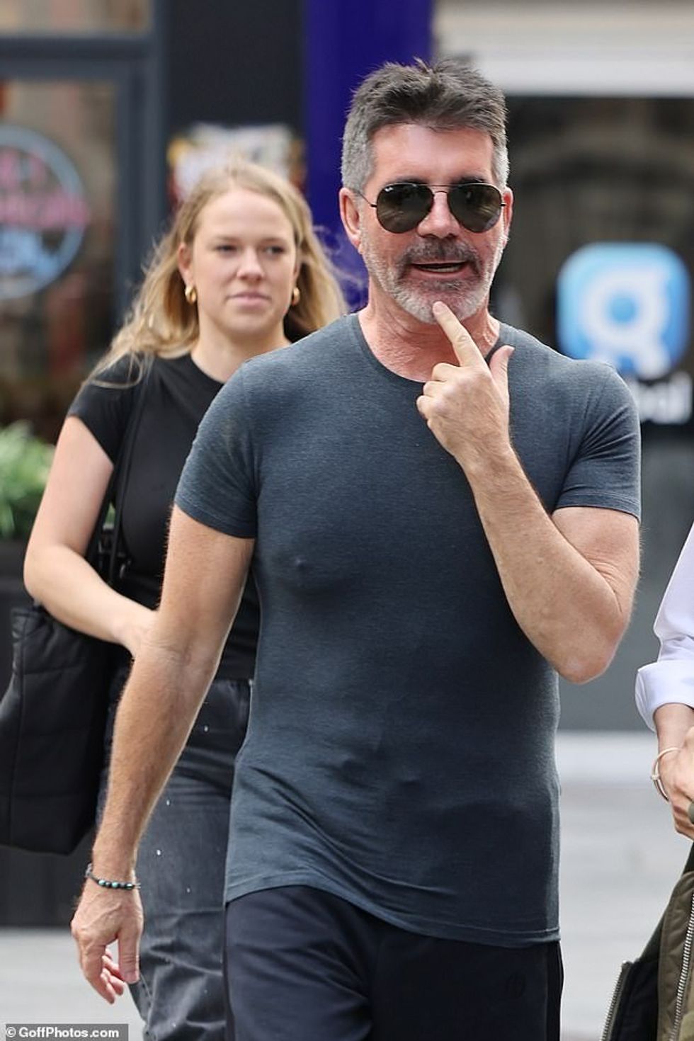 Kjo vjen pasi muajin e kaluar Simon pranoi se më në fund u ndje përsëri 'i lumtur' pasi zbuloi se Lauren ishte shtatzënë me fëmijën e tyre të parë.