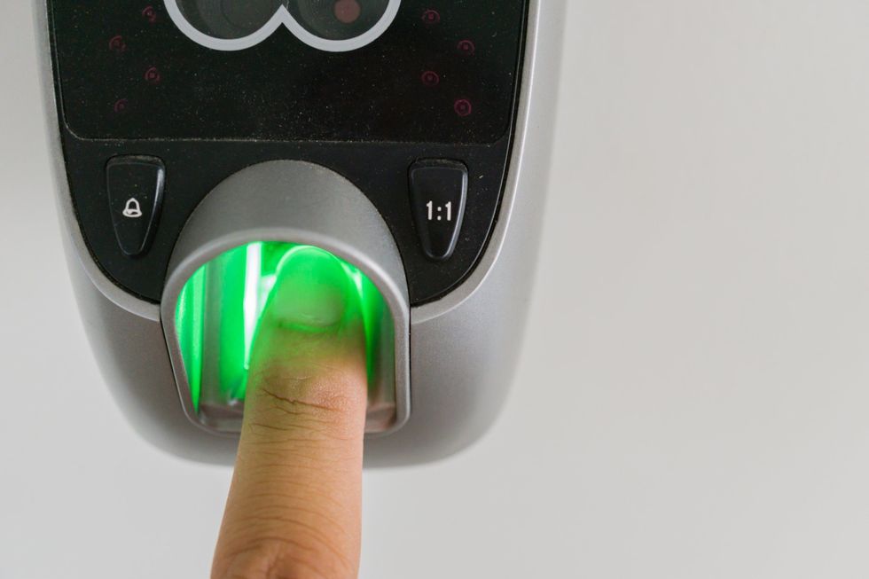 Klientët e kafeneve të paguajnë duke vënë gishtin në pajisje foto 2