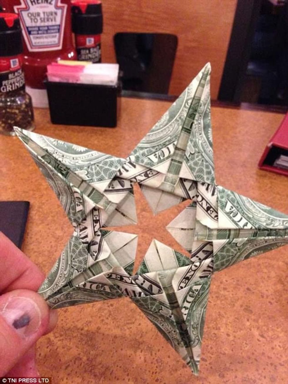 Klientët kreativ shpërblyen kamerierët duke i mbështjellë bakshishet në forma të ndryshme foto 2