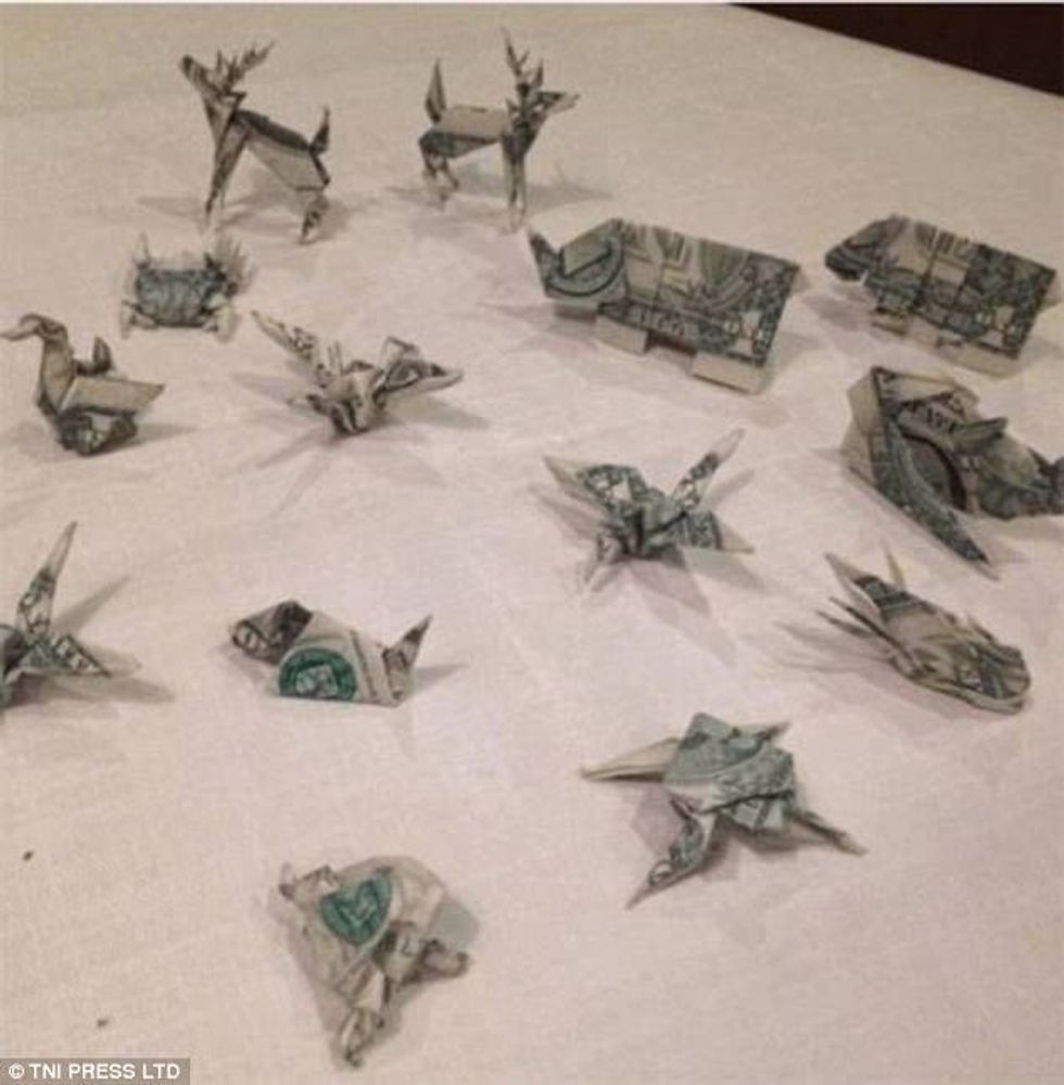 Klientët kreativ shpërblyen kamerierët duke i mbështjellë bakshishet në forma të ndryshme foto 9