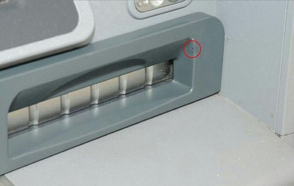 Kodet e shfrytëzuesve vidhen nga këto vrima të vogla në bankomat foto 2