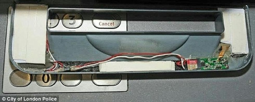 Kodet e shfrytëzuesve vidhen nga këto vrima të vogla në bankomat foto 3