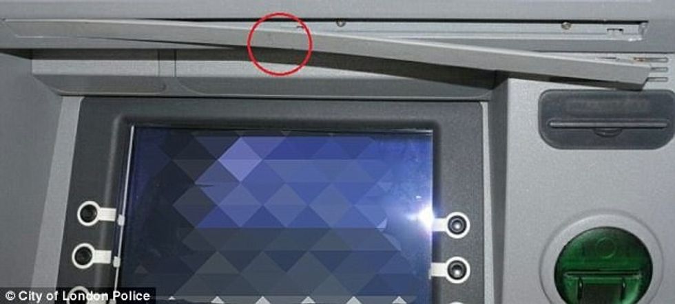 Kodet e shfrytëzuesve vidhen nga këto vrima të vogla në bankomat foto 5