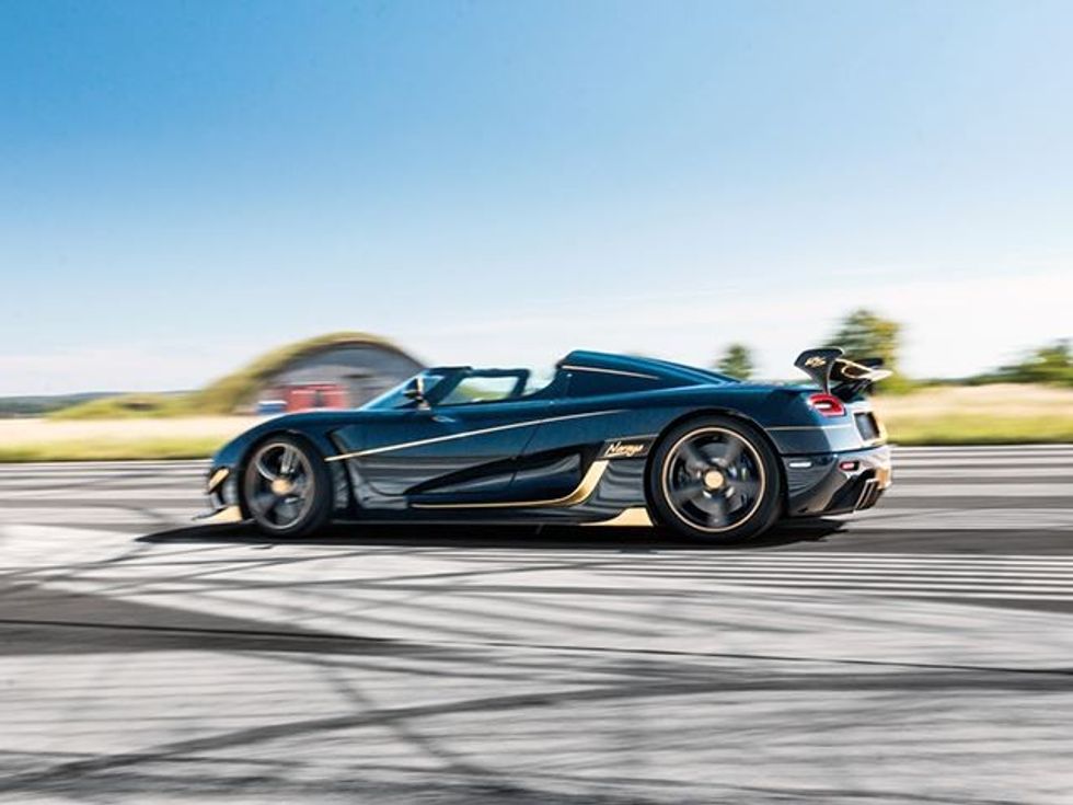 Koenigsegg sjellë modelin Naraya që është i mbuluar me ar foto 3